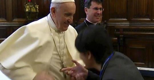 Tòa Thánh bác bỏ những chỉ trích nhắm vào Đức Thánh Cha trong cử chỉ hôn nhẫn tại Loreto